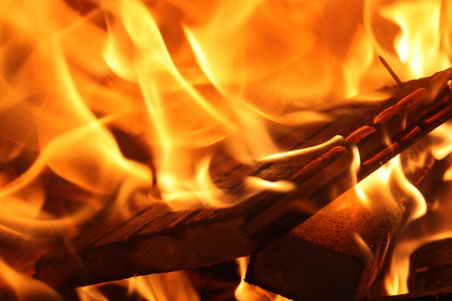 hořící dřevo